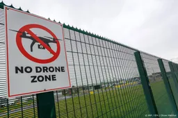 Drone boven verkeerstoren van vliegbasis Gilze-Rijen gezien