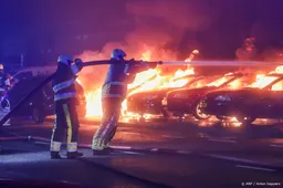 Twintig auto's beschadigd door brand bij bedrijf in Leeuwarden 