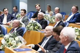 Bloemen en speeches voor zeventig vertrekkende Kamerleden