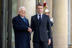 Macron ontvangt Abbas, Israël boos