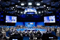 NAVO-top kampte met hongerige bewaker, zieke iep en losse drempel