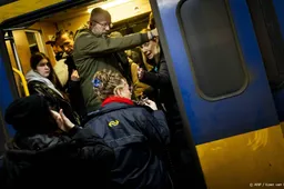 Passagiers zijn uit trein bij Hilversum, drie mensen aangehouden