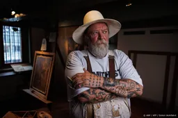 Ludieke actie Henk Schiffmacher na vondst 17e-eeuwse tatoeage