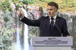 Macron waarschuwt voor zwakte tegenover dreiging Rusland