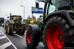 Boeren en trekkers bij provinciehuis Den Bosch