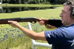 Orwelliaanse nachtmerrie in VK: Man gearresteerd en beroofd van spullen om vakantiefoto met geweer in Florida!