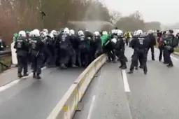 Veldslag in Giessen: Politie moet waterkanonnen inzetten tegen 'intolerant links' dat democratie haat