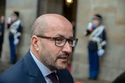 Burgemeester Marcouch straalt naast onchristelijke Sinterklaas - kruis verwijderd van mijter