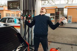 Automobilist weer de melkkoe: Kamer jaagt benzineprijs omhoog om lege bussen te betalen!