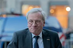 Oorlogshitser Jaap de Hoop Scheffer slaat wartaal uit: ‘Poetin is een Sovjet!’ (En dus moeten we onze oren laten verpesten door F-35's)