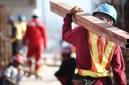 Blokkeerfriezin Jenny Douwes maakt gehakt van elitaire Lale Gül: ‘Praktisch opgeleiden snappen hoe de wereld werkt, jullie niet!’