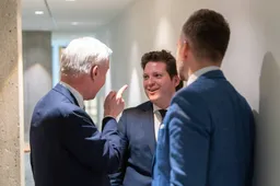 Totale afgang: Open microfoon betrapt nieuwe Kamervoorzitter Van Campen op blunder - ‘Je moet wel tot 15 kunnen tellen!’