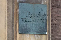 Kabinet moet hoofddoekverbod bij boa’s uitstellen: Raad van State grijpt opnieuw in