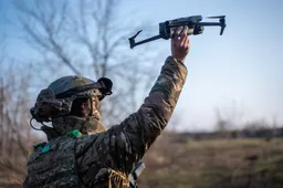 Totale blamage voor Defensie: Onbekende drones vliegen ongestoord boven kernwapens Volkel en Eindhoven - Brekelmans staat machteloos!