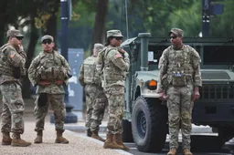 Trump slaat keihard terug na 'hinderlaag' bij Witte Huis: Stuurt direct 500 extra troepen!