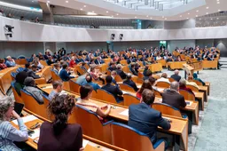 Kamerleden ruziën over… stoelen: Haagse poppenkast op z’n best