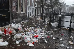 Amsterdam verandert in openlucht-vuilnisbelt: Halsema stuurt boetes in plaats van vuilnismannen!