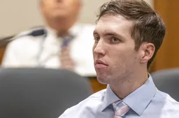 DUIVELSE GRIJNS: Moordenaar Charlie Kirk loopt rechtbank binnen en LACHT de nabestaanden uit! 'Puur kwaad zonder berouw'