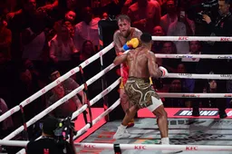 EINDELIJK GERECHTIGHEID: Anthony Joshua slaat grote bek Jake Paul DWRAARS door midden! Influencer zwaar KO