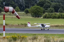 Noodlijdend Limburgs vliegveld presenteert weer nieuwe directeur