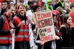 Honderden studenten en docenten betogen tegen bezuinigingen