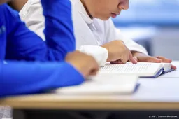 Kamer stemt voor wet: meer lezen, schrijven en rekenen op school