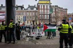 Groepje demonstranten en veel politie bij het Concertgebouw 
