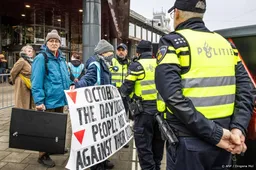 Betogers blokkeren korte tijd ingangen Concertgebouw