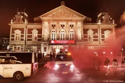 Concertgebouw in Amsterdam beklad met rode verf
