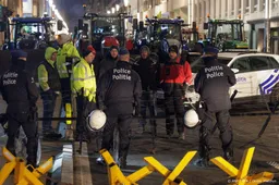 Boeren gooien stenen naar politie Brussel, traangas ingezet