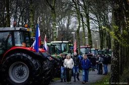 Zo'n honderd actievoerende boeren bijeen in provinciehuis Utrecht