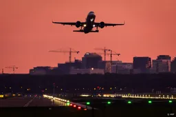 Schiphol mag van kabinet twee jaar door zonder natuurvergunning
