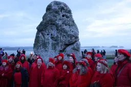 Duizenden vieren zonnewende bij Stonehenge