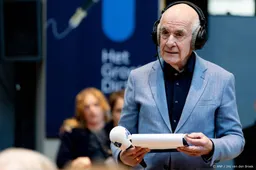 Boekensector bedankt Frits Spits met gouden leeslint