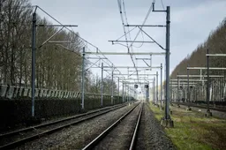 Minder treinen door ijs aan bovenleiding