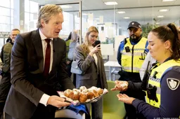 Hilversumse hulpverleners eten oliebol met minister Van Oosten