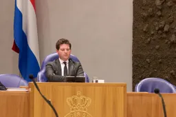 Regelfetisjist Thom van Campen sloopt de Tweede Kamer: Dijkgraaf fileert de kille Kamervoorzitter