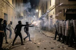 OORLOG OP STRAAT: 'Jongeren' vallen hulpverleners aan met vuurwerk in Tilburg! Straf is een lachertje