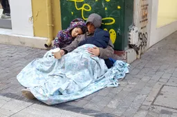 AMBTELIJKE TERREUR: Gemeenten dreigen dakloze moeders met AFPAKKEN kinderen! 'Als we je zien, nemen we ze mee'