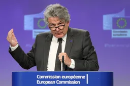 LACHWEKKEND: Kabinet 'keurt strafmaatregel af'. Trump lacht zich rot om boze dwerg David van Weel!