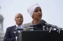 BOM BARST: Ilhan Omar trouwde met haar EIGEN BROER voor verblijfsvergunning! 'Celstraf dreigt voor Democratisch congreslid'