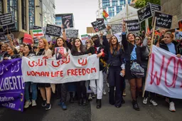 IRAN BRANDT: Totale chaos in Teheran, bevolking komt in opstand tegen moorddadig regime!