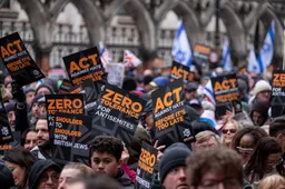 JODENHAAT IN AMSTERDAM: Tuig blokkeert ingang Concertgebouw om Chanoeka-viering te verpesten!