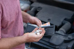 AUTOMOBILIST IS DE KLOS: Kartel drukt rekeningrijden door! U wordt een melkkoe en overal gevolgd