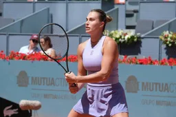 WOKE-AFGANG: Kyrgios vernedert nummer 1 van de vrouwen, ondanks valsspelen met kleiner veld!