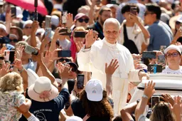PAUS LEO XIV SLAAT ALARM: 'Gokken is een plaag die gezinnen verwoest!'