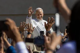 PAUS LEO XIV SPREEKT: 'God zit niet in onbereikbare hemel, maar in ons dagelijks leven' - Een prachtige kerstboodschap