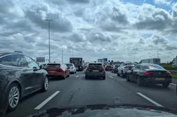 VERKEERSINFARCT: Nederland slibt dicht, fileleed explodeert buiten de spits! 'Meer asfalt werkt wél'