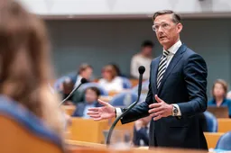 WALGELIJK: 'Kartel-schoothondje' Joost Eerdmans (JA21) redt het hachje van D66 en VVD!