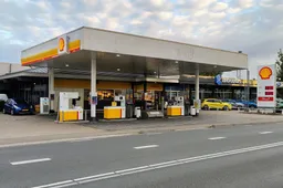 AUTOMOBILIST WEER DE KLOS: Gekte aan de pomp door accijnsverhoging, benzine in Duitsland 30 cent goedkoper!